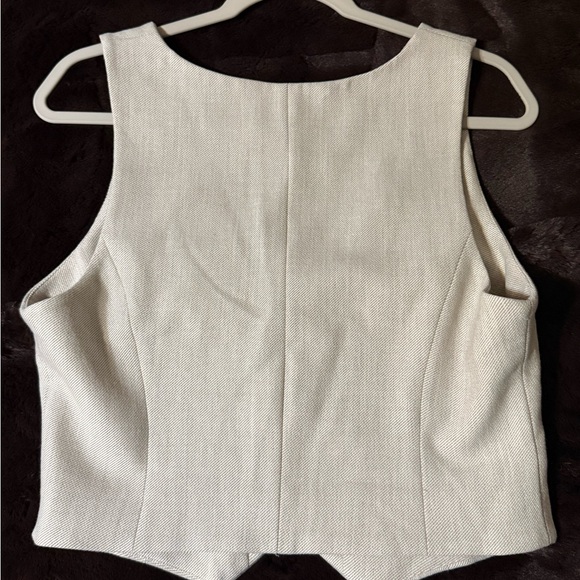 Like New Aritzia Wilfred Desire Vest in Size 10. - Picture 13 of 16